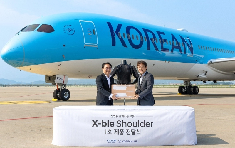 근골격계 부담 경감 착용로봇”…현대차·기아 엑스블 숄더, 항공 정비 도입→산업 현장 혁신