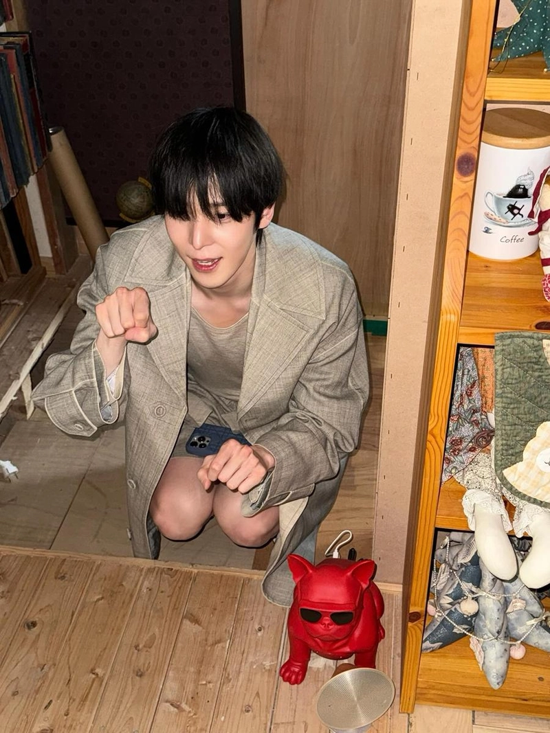 “호기심 어린 시선”…윤호, 장난스런 포즈→따뜻한 여름 아지트 / 그룹 에이티즈 윤호 인스타그램