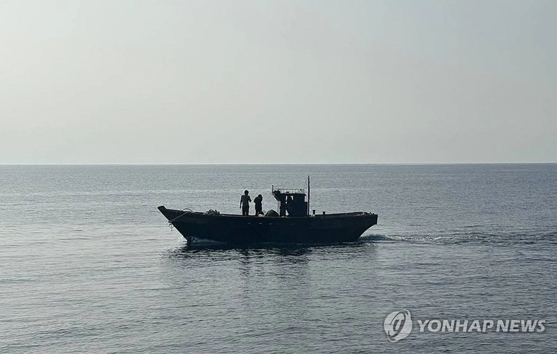 북으로 돌아가는 북한 주민 선박 / 연합뉴스