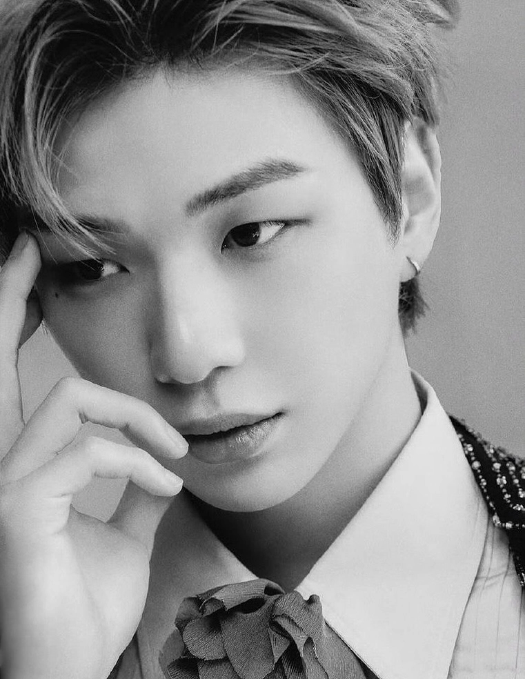 “눈빛은 언제나 더 진한 이야기”…강다니엘, 여름 감성→깊어진 시선의 미학 / 가수 강다니엘 인스타그램
