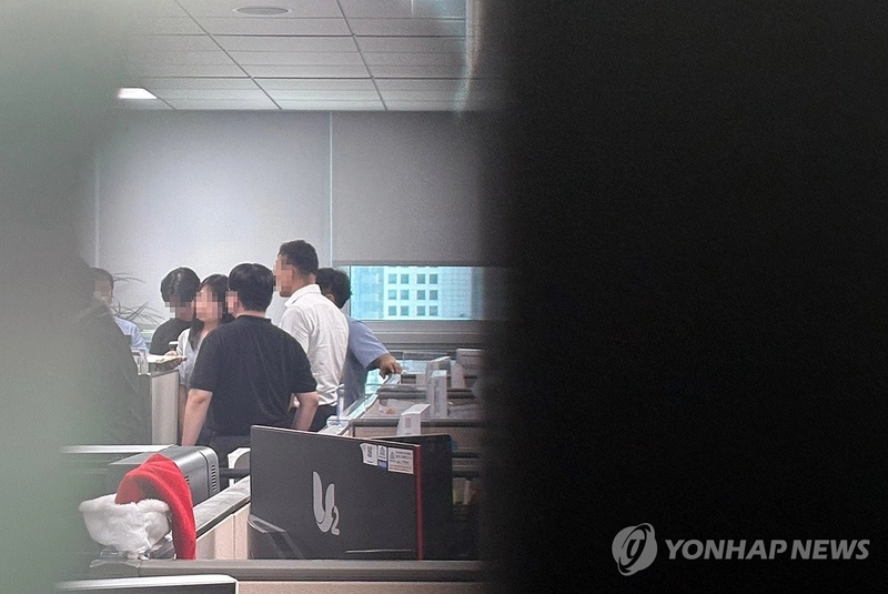 윤석열 전 대통령 배우자 김건희 여사와 관련한 의혹들을 수사하는 민중기 특별검사팀이 '공천 개입' 의혹 관련자들을 상대로 전격적인 동시다발 압수수색에 나선 8일 국회의원회관 내 윤상현 의원실의 모습. 2025.7.8 / 연합뉴스