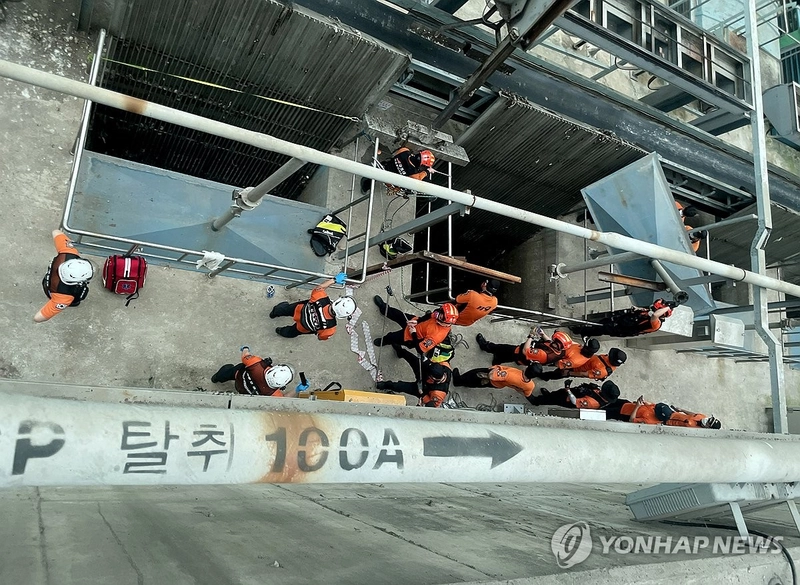 인천 맨홀 사고 실종자 수색하는 소방대원들 / 연합뉴스