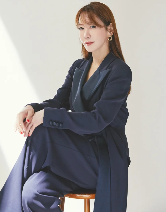 소장품에 깃든 기억…‘100인의 감정쇼: 더 시그니처’ 김정은, 감정의 무대→시그니처의 시대를 잇다