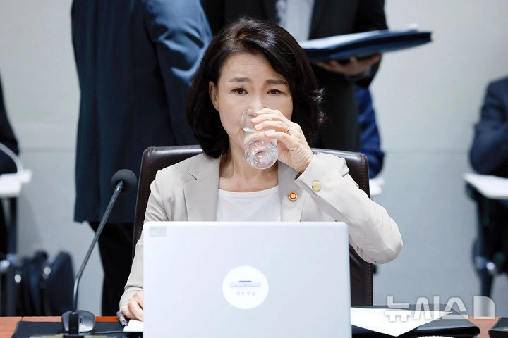 이진숙 방송통신위원장이 8일 서울 용산 대통령실 청사에서 열린 국무회의에 참석해 물을 마시고 있다. 2025.07.08. / 뉴시스