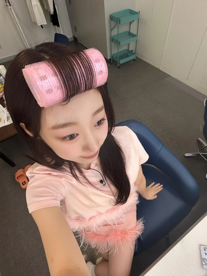 “스브스로 출근한 플라밍고”…수빈, 분홍빛 장난기→여름날 오피스 셀카 / 걸그룹 우주소녀 수빈 인스타그램