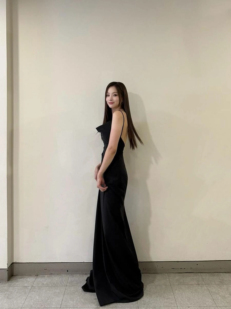 “긴장과 여유 사이”…솔지, 블랙 드레스→고요한 우아함 / 걸그룹 EXID 솔지 인스타그램