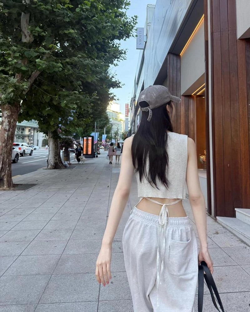 “바람이 머문 오후”…조혜주, 여름 거리 위→내추럴 무드 산책 / 배우 조혜주 인스타그램