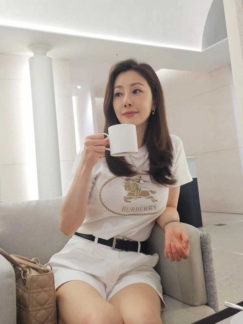 “커피는 마시는게 아니라 드는거지”…오나라, 여름 오후 일상→여유로움의 정수 / 배우 오나라 인스타그램