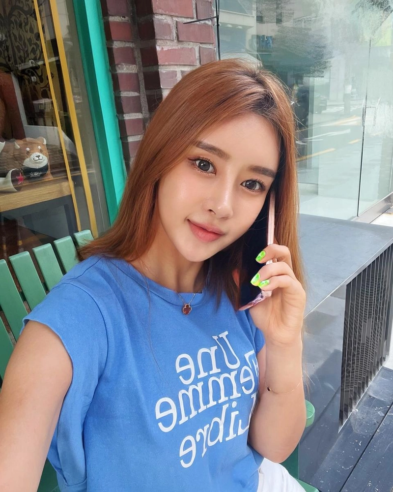 “얇게 입어도 더위에 멈춰”…서인아, 찬란한 한낮→여름 감성 폭발 / 가수 서인아 인스타그램