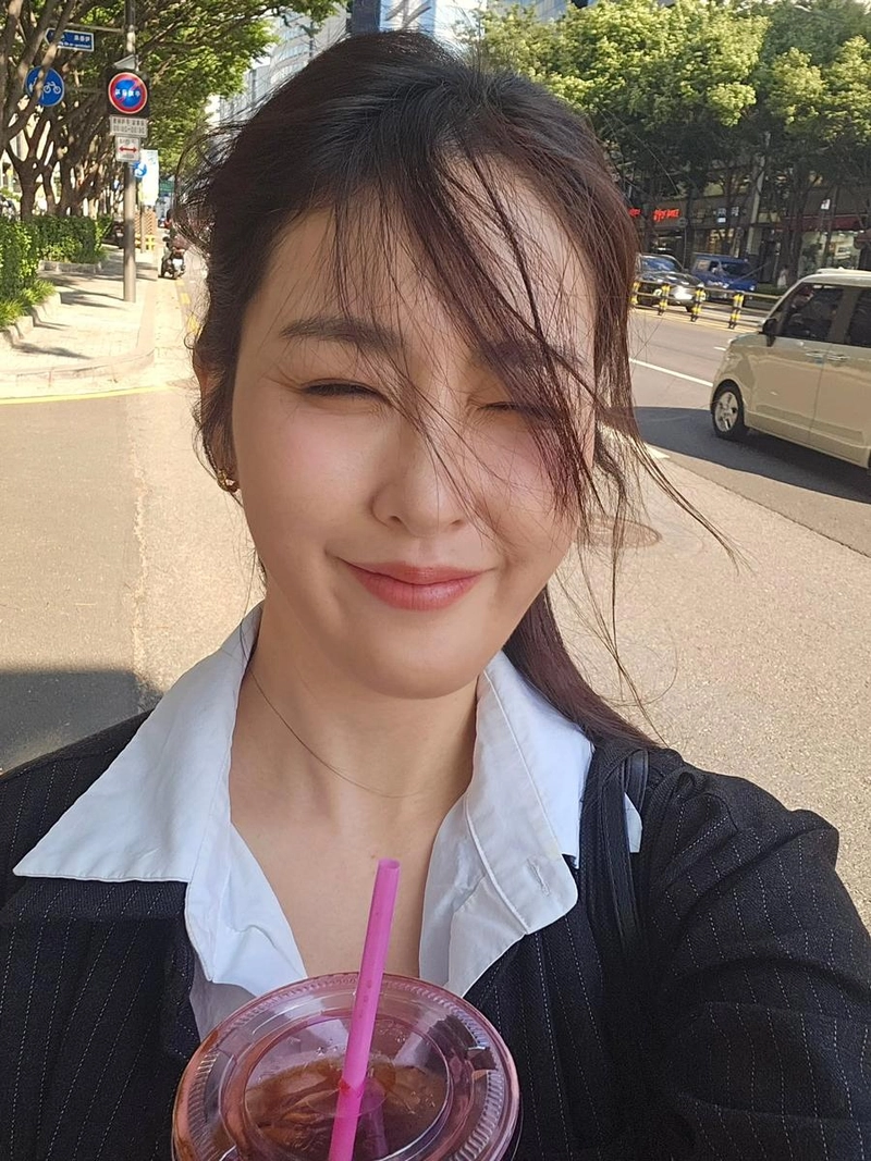 “더위와 마주한 오후”…신아영, 활짝 웃음→여름 도심 셀카 / 아나운서 신아영 인스타그램