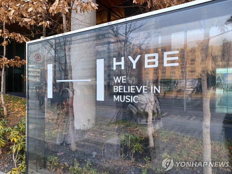 ‘하이브’ 방시혁 의장 검찰 고발 추진에 주가 1.6% 하락