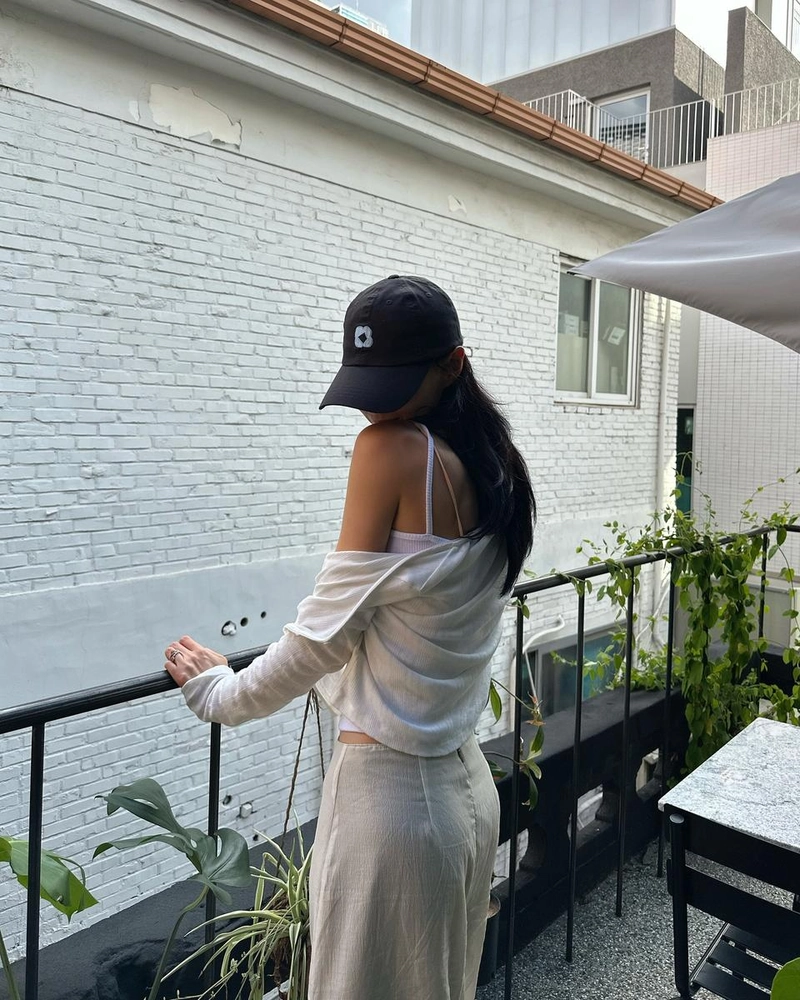 “흐린 오후의 여운”…권나라, 여름 베란다→몽환적 실루엣 / 배우 권나라 인스타그램