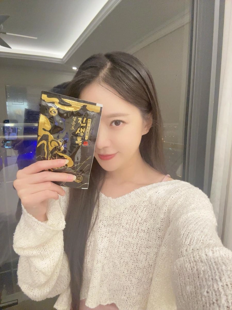 “선물 감사합니다”…송민경, 여름밤 설렘→건강미소로 물들다 / 가수 송민경 인스타그램