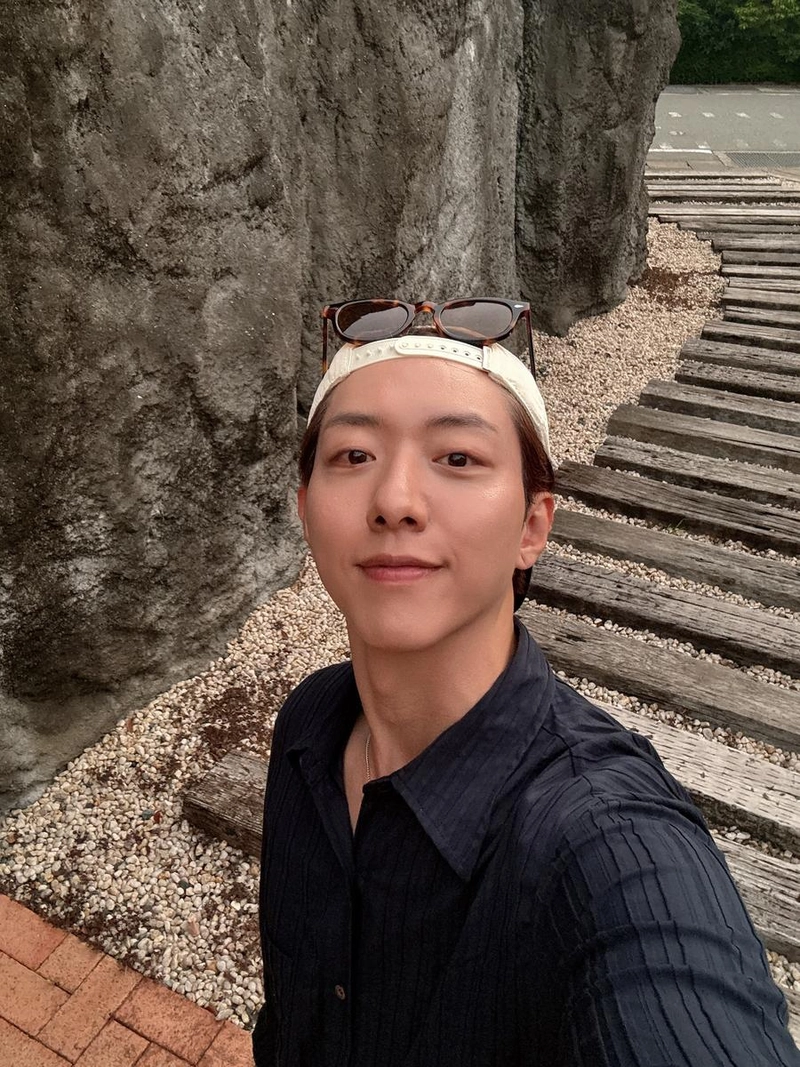 “더워염”…이정신, 청량한 미소로 여름 오후→도심 한가운데 휴식 / 그룹 씨엔블루 이정신 인스타그램