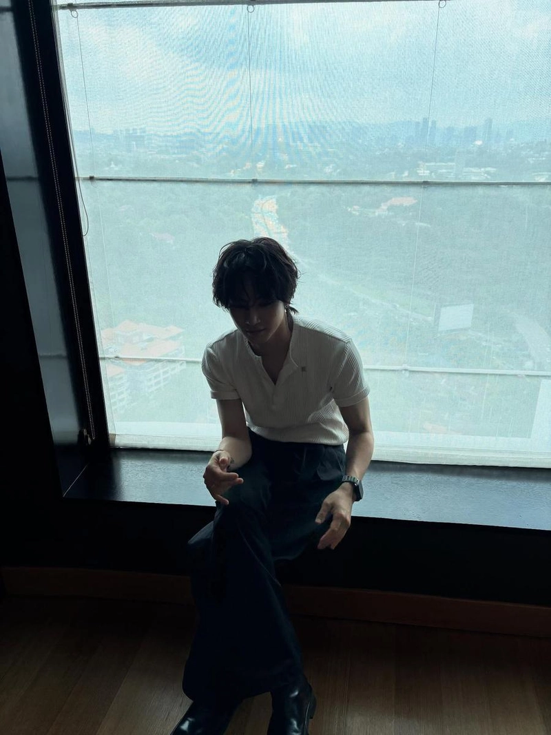 “역광에 마주한 고요함”…제이비, 흐린 오후→감성적 자화상 / 그룹 갓세븐 제이비 인스타그램
