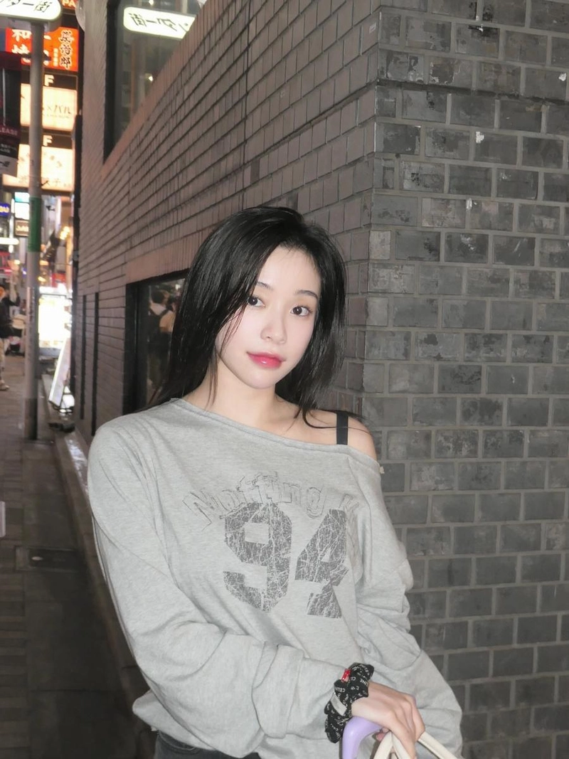 “차분한 밤 공기 속 설레는 시선”…가현, 도심 골목에서→청량 여운 남기다 / 걸그룹 드림캐쳐 가현 인스타그램