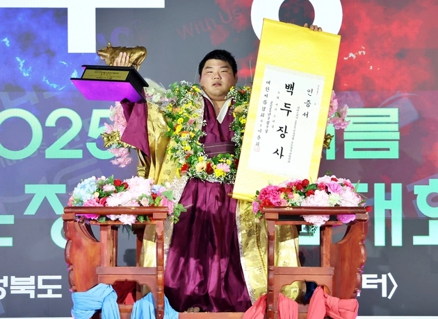 “왼덧걸이·들배지기 완벽 구사”…김동현, 보은씨름대회 백두장사 등극 / 연합뉴스