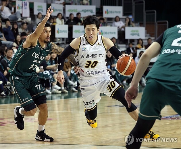 “두경민 웨이버 재공시”…LG, 연봉 조정 결정 거부로 결별 수순 / 연합뉴스