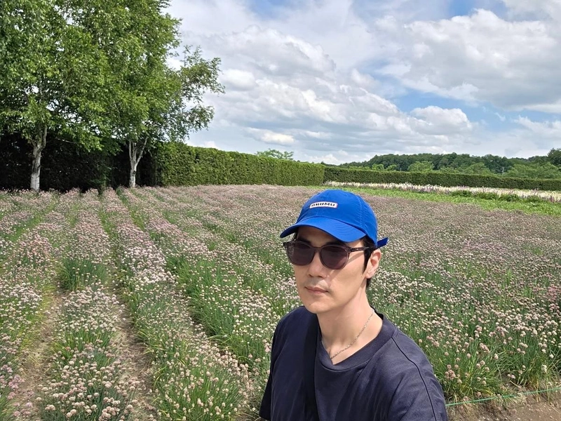 “여름 햇살 따라 걷는 순간”…김강우, 청명한 삿포로→자연 속 힐링 인증 / 배우 김강우 인스타그램
