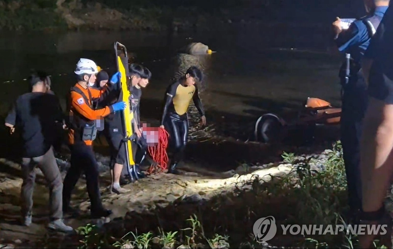 충남 금산군 금강 상류에서 물놀이 중 실종된 20대 4명이 모두 심정지 상태로 발견됐다. / 연합뉴스