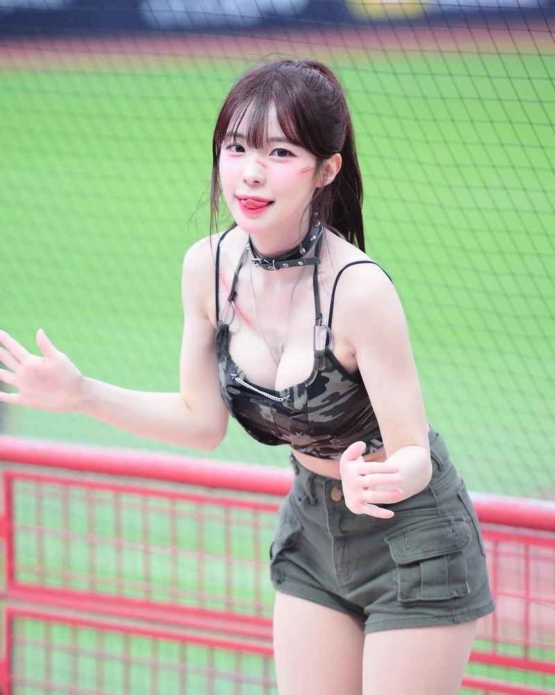 “차렷 충성”…이다혜, 여름밤 구장→카리스마 완성 / 치어리더 이다혜 인스타그램
