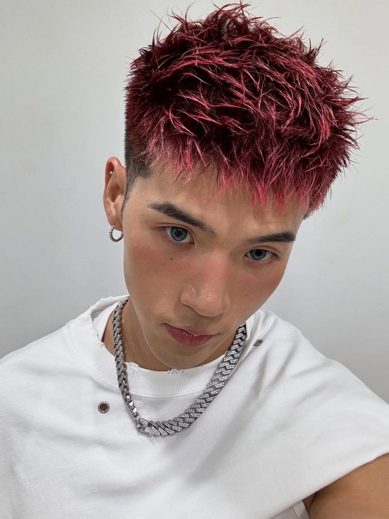 “애써줘서 고마워”…비엠, 강렬한 붉은 헤어→시선 압도 셀카 / 그룹 KARD 비엠 인스타그램