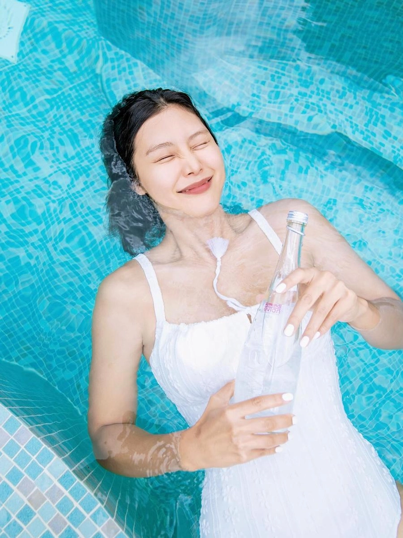 “에비앙 한 병에 담긴 휴식”…강소연, 로얄호텔 여름→청량 감성 미소 / 배우 강소연 인스타그램