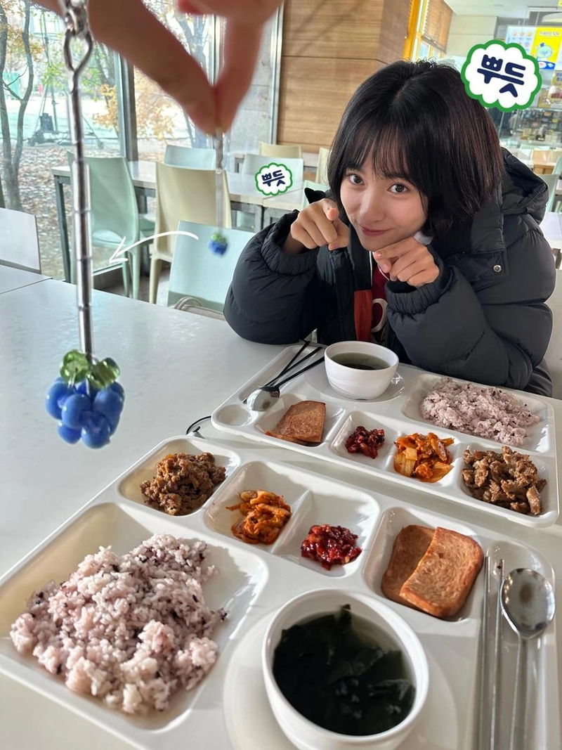 “뾰족한 손끝에 미소”…갈소원, 귀여움 속 겨울 점심→식당 감성 대폭발 / 배우 갈소원 인스타그램