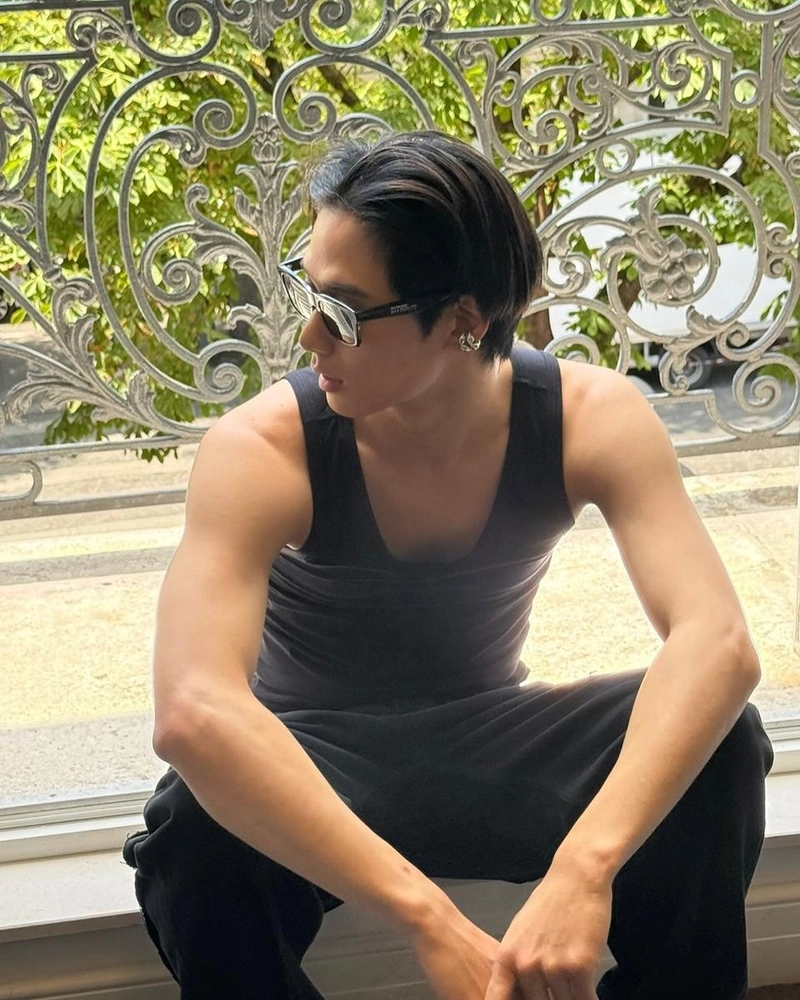 “유리창 너머, 여름의 그림자”…주연, 카리스마 시선→패션 분위기 압도 / 그룹 더보이즈 주연 인스타그램