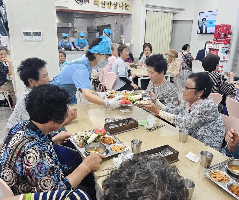 “혼자가 아니어서 더 빛난다”…임영웅, 부산 팬클럽의 도시락 나눔→선한 영향력 확산