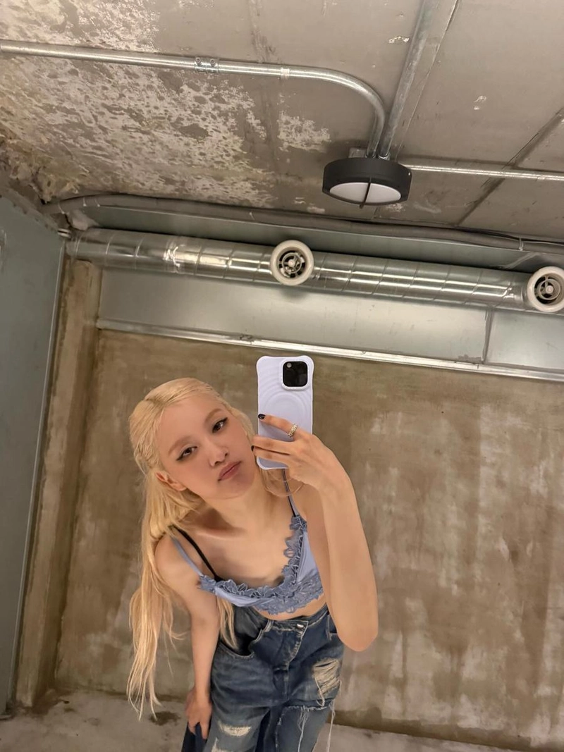 “청량한 여름 오후”…로제, 내추럴 무드→거울 앞 시선 압도 / 걸그룹 블랙핑크 로제 인스타그램