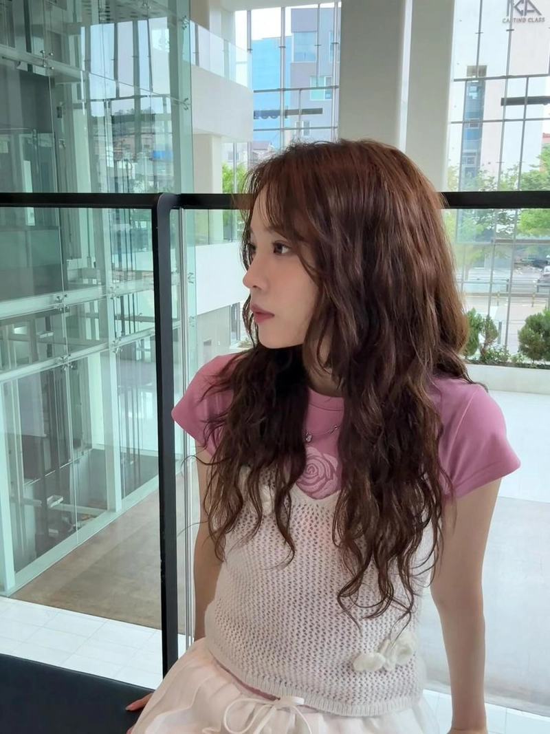 “오늘 밤이 기다려졌던 이유”…윤소희, 설렘 품은 시선→여름 오후 감성 / 배우 윤소희 인스타그램