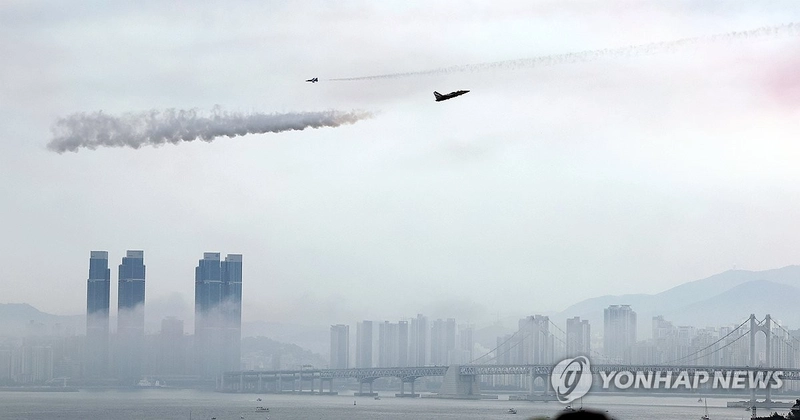“전쟁 난 줄 알았다”…서울 중심 하늘에 전투기 굉음, 시민들 깜짝 '공군 블랙이글스 훈련' / 연합뉴스
