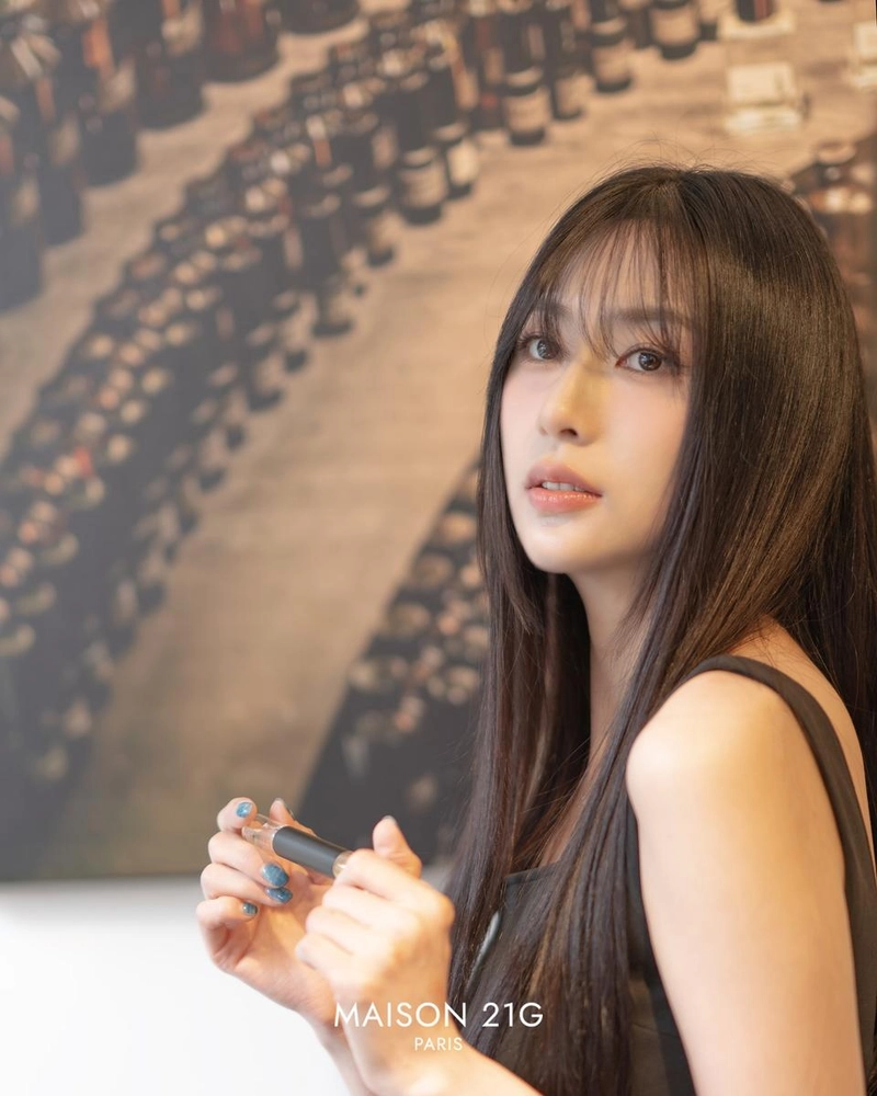 “방울처럼 스미는 여운”…오하영, 우아함 깃든 시선→여름 미감 포착 / 걸그룹 에이핑크 오하영 인스타그램