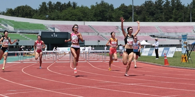 “13초52 대기록”…류나희, 여자 100ｍ 허들 역대 4위로 정상 / 연합뉴스
