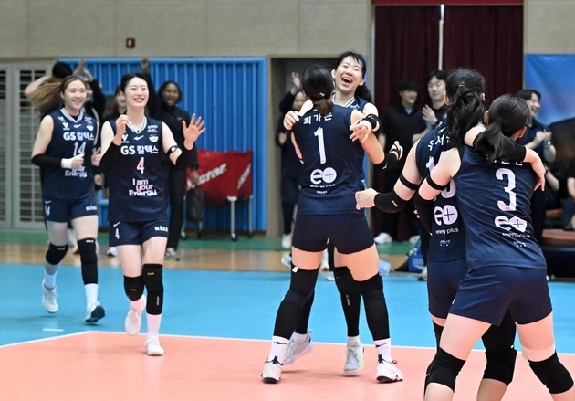 “풀세트 승부 접전”…GS칼텍스, 기업은행 꺾고 퓨처스 챔프전 7연승 우승 / 연합뉴스