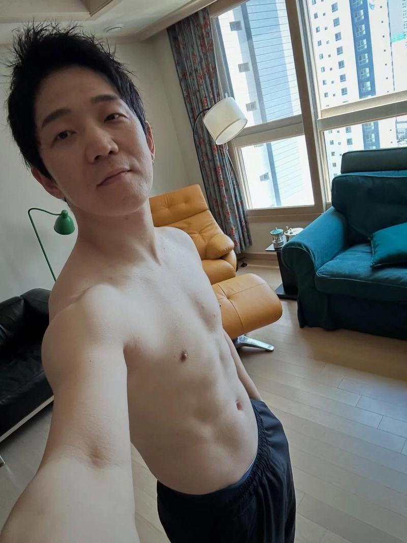“한달동안 열심히 운동했다”…한경록, 여름 햇살 아래→자기관리 근성 인증 / 그룹 크라잉넛 한경록 인스타그램
