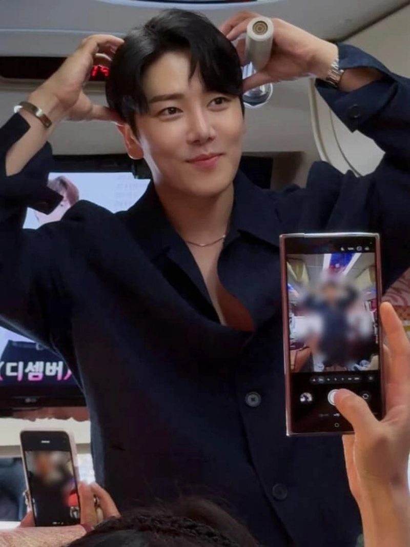 “격하게 사랑해”…디셈버 DK, 진심 어린 미소→팬사랑 감동 / 가수 디셈버 DK 인스타그램