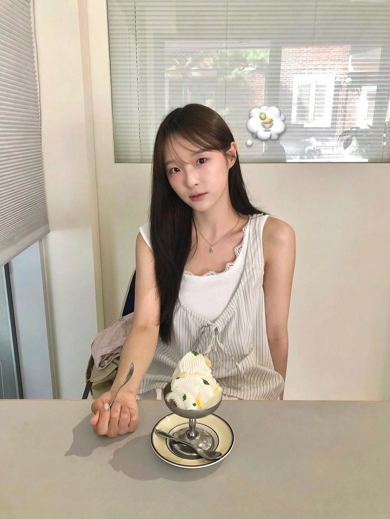“취향을 모으는 여름 오후”…이서경, 한가로운 카페→수줍은 미소 / 환승연애3 출연자 치위생사 이서경 인스타그램