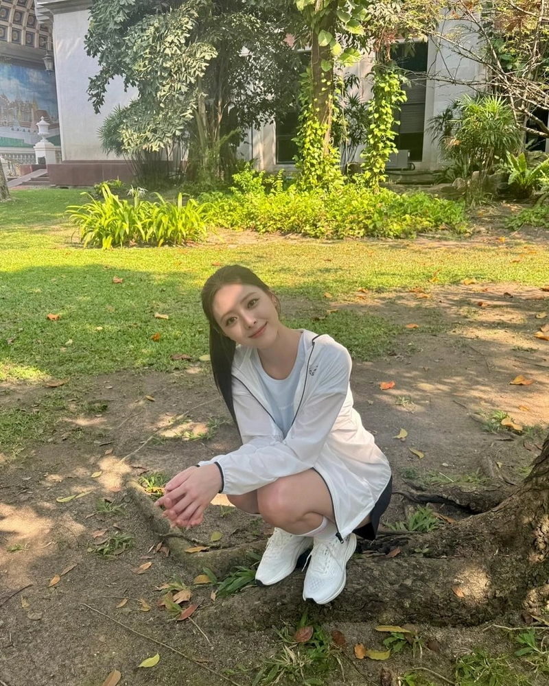 “햇살 따라 고개 숙인 미소”…유나, 여름 들판→초록 품은 산책 / 걸그룹 있지 유나 인스타그램