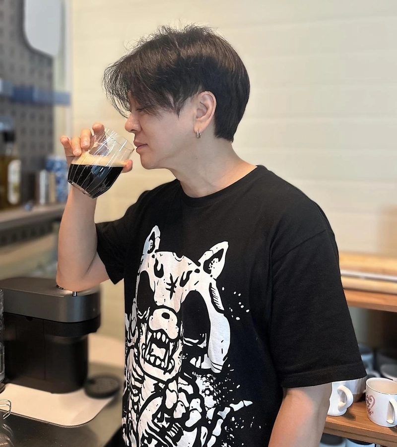“아침마다 이 커피 한 잔”…윤도현, 편안한 일상→여유로운 여름의 순간 / 가수 윤도현 인스타그램
