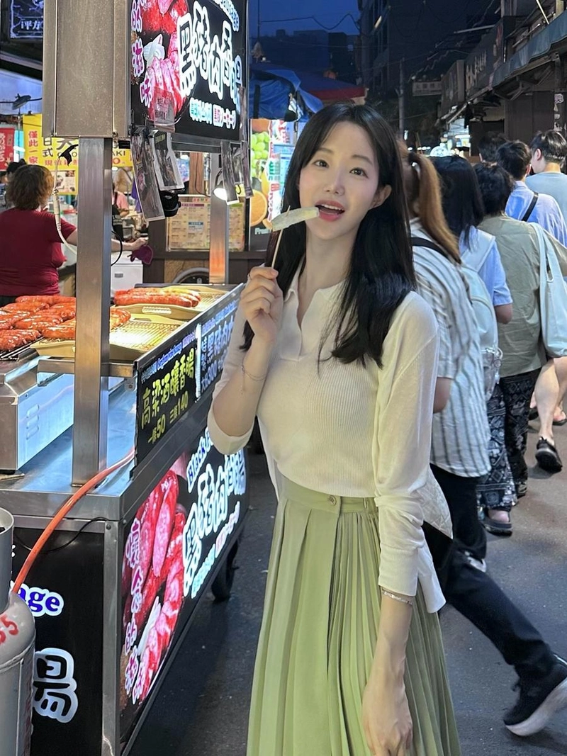 “저녁 공기 속 낯설고 달콤한 여유”…배채은, 시장 밤거리→감성 미소로 물들다 / 하트페어링 출연자 배채은 인스타그램