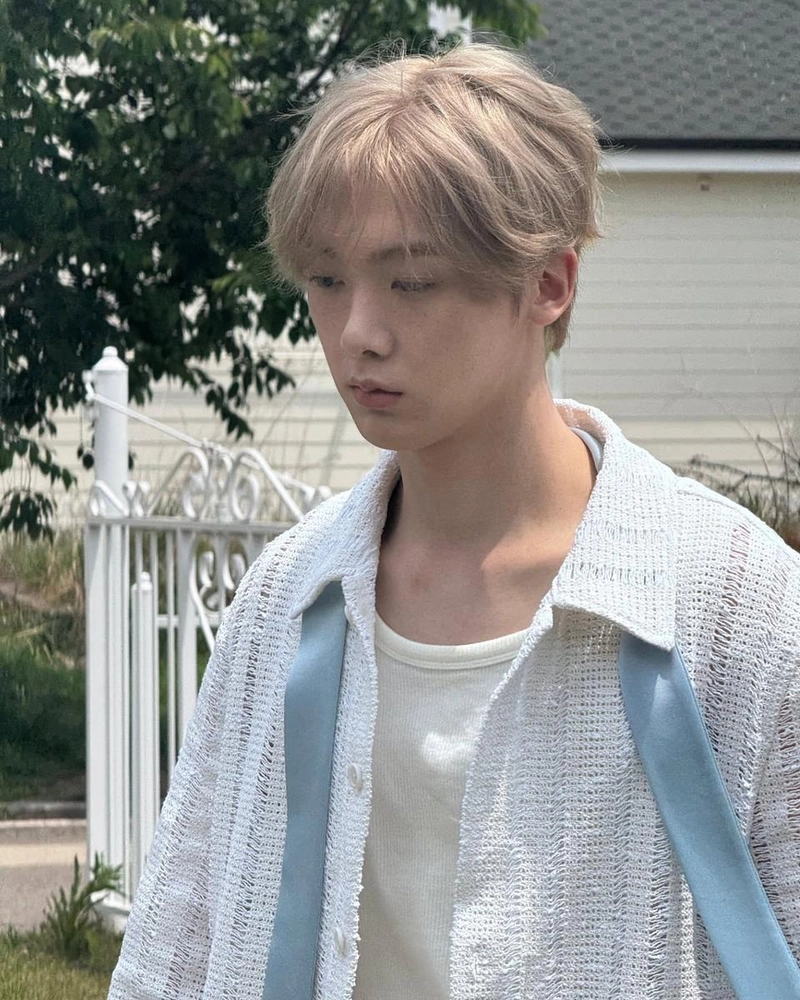 “빛에 잠기는 오후”…윤산하, 청량함 가득→여름 산책 인증 / 그룹 아스트로 윤산하 인스타그램