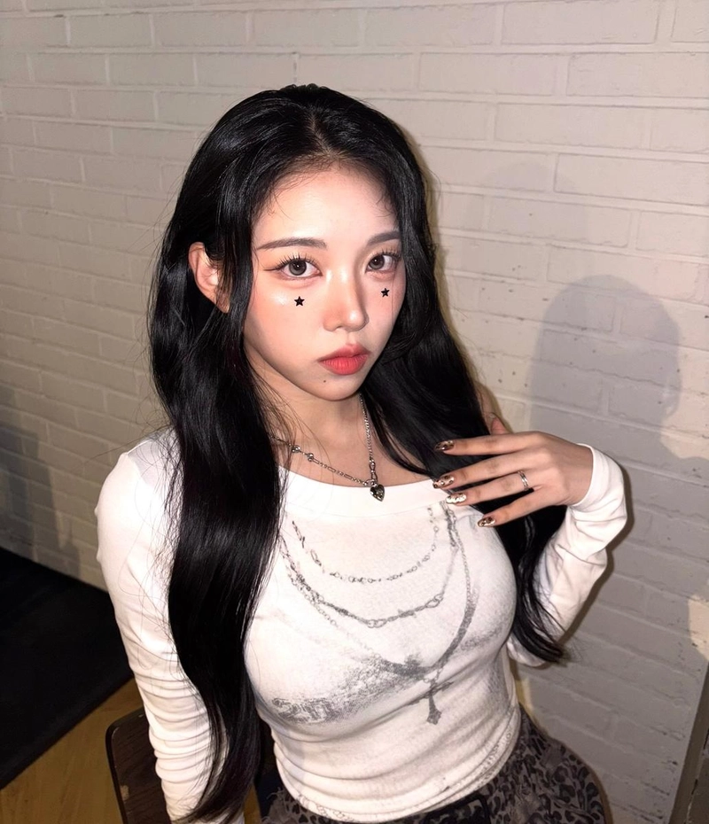 “목걸이 덕분에 오늘 꾸밈 주사위 6”…아트비트 세영, 여름 밤 감각적 포즈→시선 압도 / 걸그룹 아트비트 v 세영 인스타그램