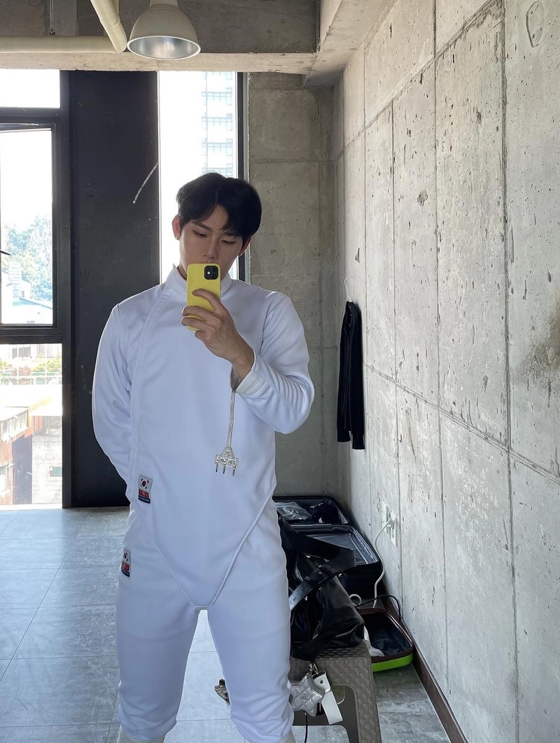 “흰빛 속 집중의 시간”…주헌, 펜싱복 자태→여름 오후 기운 담아 / 몬스타엑스 주헌 인스타그램