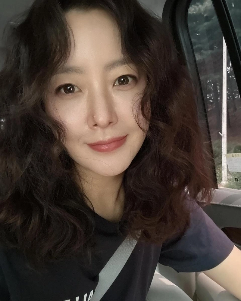“첫 방송 앞두고 설렘 가득 담아”…김희선, 부드러운 미소→여름날 반가움 / 배우 김희선 인스타그램
