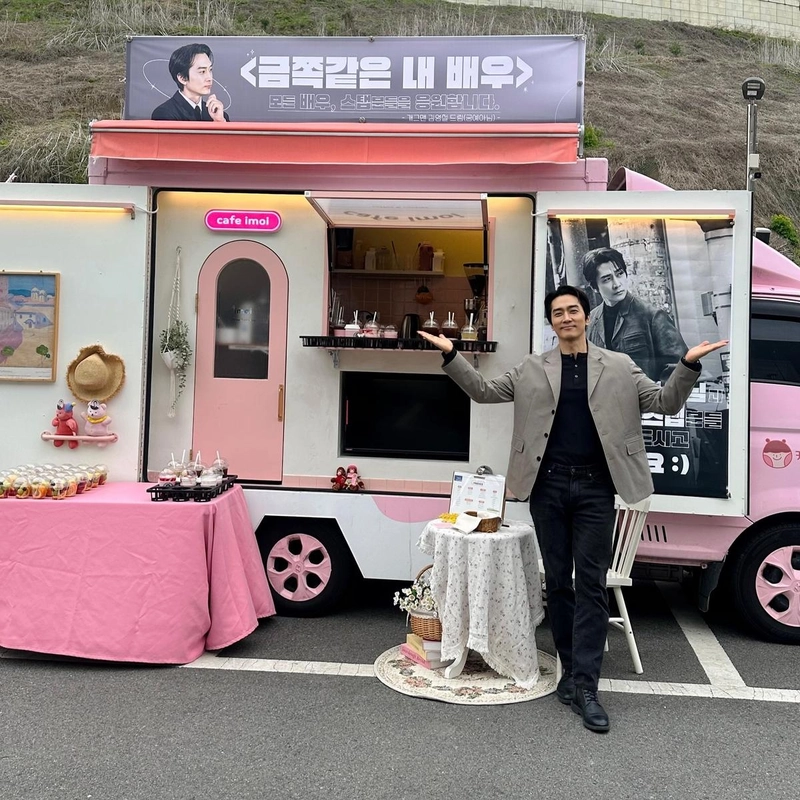 “금쪽같은 내스타 입니다”…송승헌, 장난스런 미소→현장에 번진 여유 / 배우 송승헌 인스타그램