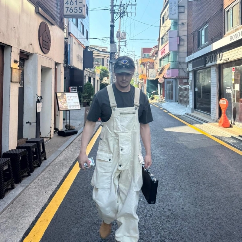 “골목길을 걷는 낮의 여운”…변요한, 담백한 시선→도심 속 아우라 / 배우 변요한 인스타그램