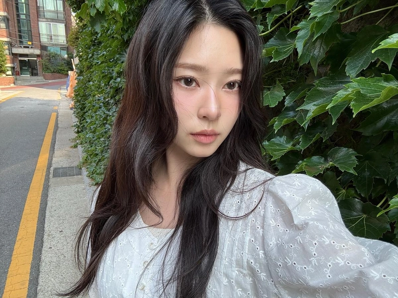 “여름 오후를 감싸는 눈빛”…김민주, 싱그러움 한가득→절정의 청초미 / 걸그룹 아이즈원 김민주 인스타그램