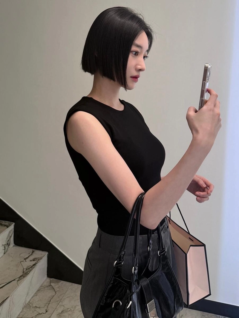“단발머리로 새로 태어나다”…문서윤, 도회적 여름→강렬한 변화 / 배우 문서윤 인스타그램
